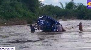 Chulucanas: vecinos se arriesgan cruzando río para buscar alimentos