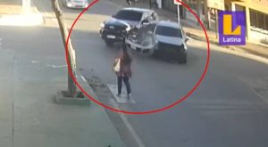 Mujer se salva de ser atropellada por dos autos
