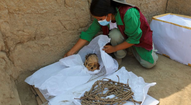Hallan otra momia de más de 1.000 años de cultura preinca a las afueras de Lima