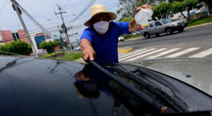 Municipalidad de Surco prohíbe actividad de los limpiadores de lunas en la vía pública