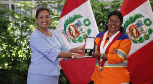 Critican a Isabel Cortez por recibir condecoración de manos de Dina Boluarte