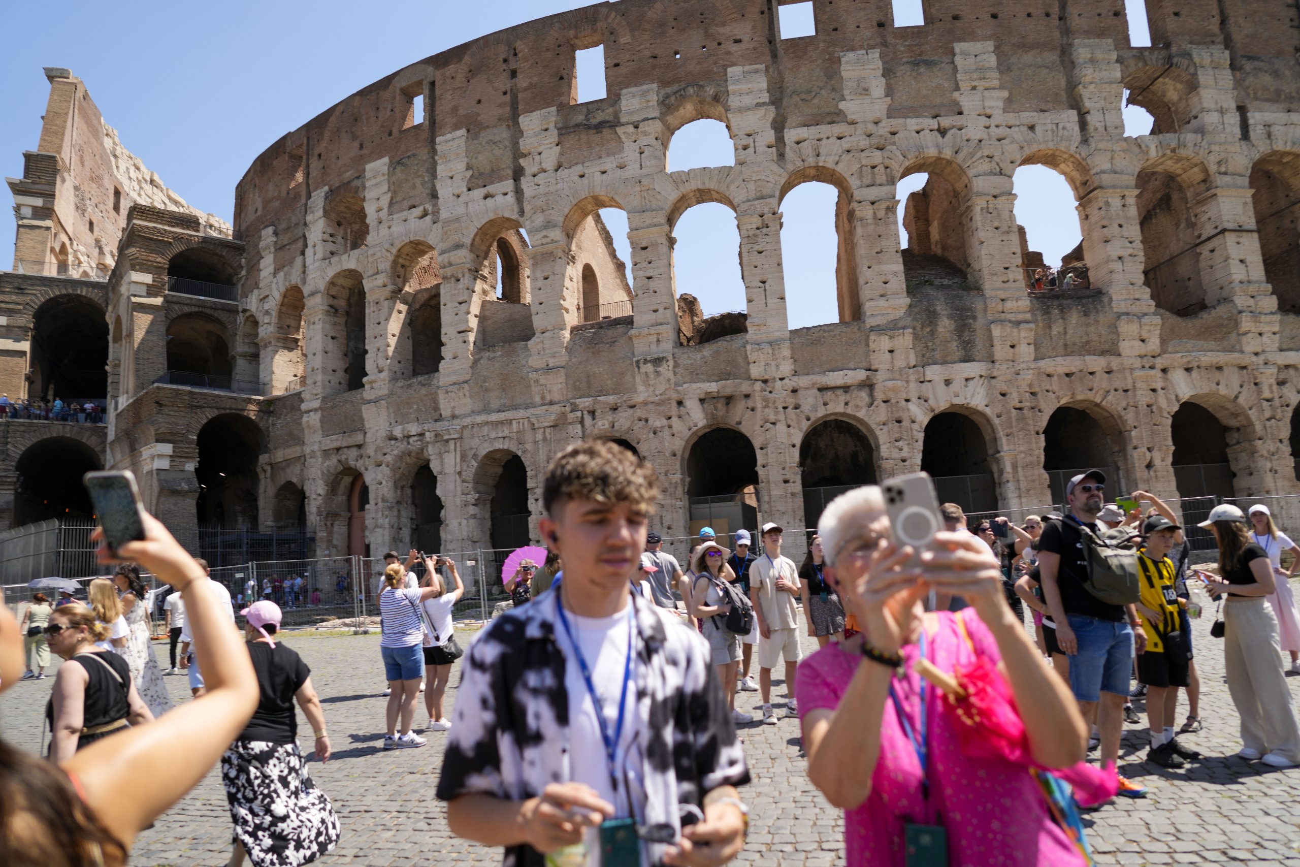 Buscan a turista que grabó su nombre y el de su novia en el Coliseo de Roma