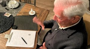 Mario Vargas Llosa se inscribe en el partido Libertad Popular, fundado por Pedro Cateriano