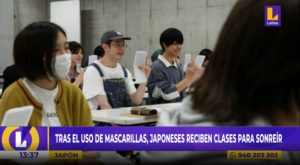 Japoneses reciben clases para sonreír tras ir dejando las mascarillas