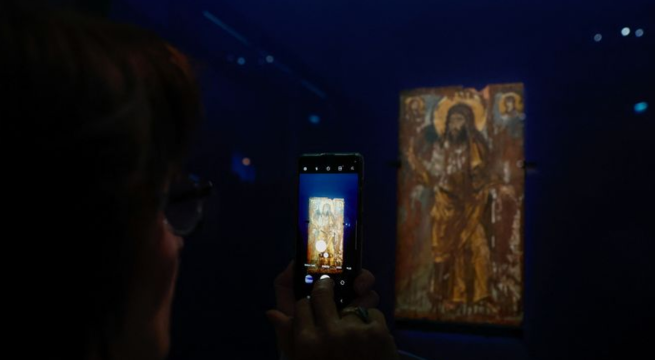 El Museo del Louvre de París expone raros íconos evacuados de Ucrania