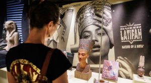 Egipto veta a arqueólogos por exposión en la que se muestra foto de Beyoncé representando a Nefertiti 