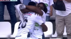 Convierte su primer gol, abraza a su madre y termina expulsado | VIDEO