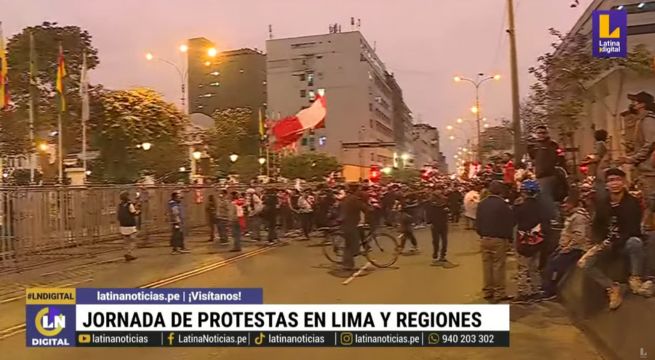 Lima: manifestantes rompieron cordón policial y llegaron a exteriores del Congreso