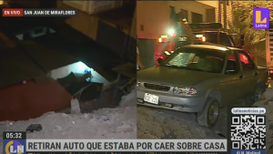 San Juan de Miraflores: luego de 3 horas retiran auto que estaba por caer sobre casas
