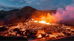 Islandia: Volcán cerca de la capital entra en erupción tras una serie de terremotos