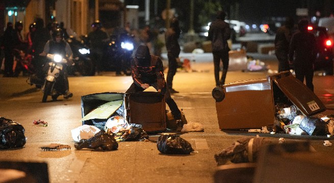 Francia: jóvenes lanzan vehículo contra casa de alcalde en quinta noche de protestas