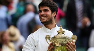 Carlos Alcaraz venció a Novak Djokovic y levantó el título en Wimbledon