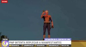 Sujeto disfrazado de Hombre Araña aparece durante manifestaciones en Lima