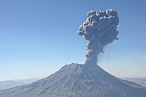 Reportan nueva explosión del volcán Ubinas: cenizas llegaron hasta Arequipa