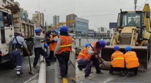 Retiran poste que bloqueaba paso vehicular en Miraflores