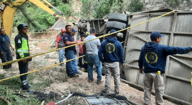 México: caída de autobús a río en Oaxaca deja 27 muertos