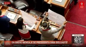 Dina Boluarte: congresistas de Perú Libre la reciben con pancartas en su contra