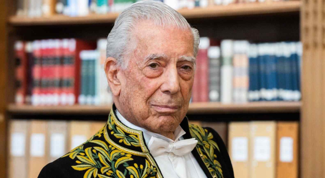 Mario Vargas Llosa es hospitalizado tras contraer COVID-19