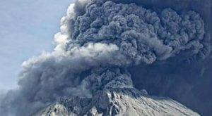 Volcán Ubinas: se registró fuerte explosión con emisión de cenizas | FOTOS