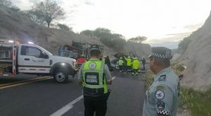 México: choque entre camión y autobús deja 16 muertos