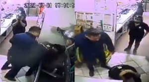 Hombre golpea brutalmente a trabajador de restaurante que le pidió esperar su turno