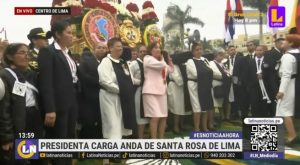 Presidenta Dina Boluarte carga anda de Santa Rosa de Lima