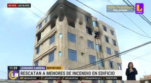 Rescatan a madre e hijo de voraz incendio en Los Olivos