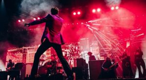 The Killers se disculpa por invitar a un fan ruso al escenario durante un concierto en Georgia