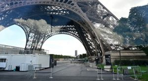 Policía evacúa la Torre Eiffel por amenazas de bomba 