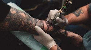 ¿Te atraen los tatuajes y piercings en las personas?: conoce más sobre la estigmatofilia 