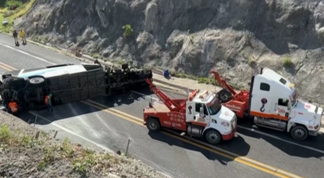 México: Aparatoso choque de autobús con tráiler deja 16 fallecidos