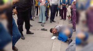 Ate: Vecinos capturan y golpean a sujeto por mostrar partes íntimas a escolares