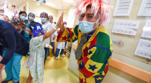Vestidos de hadas y payasos, médicos llevan alegría a pequeños hospitalizados