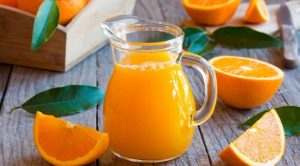 ¿Por qué no debes consumir de manera excesiva jugo de naranja?