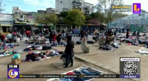 Argentinos cambian ropa por comida tras crisis económica