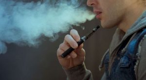 Estudios revelan que vapear es peor que fumar cigarrillos convencionales