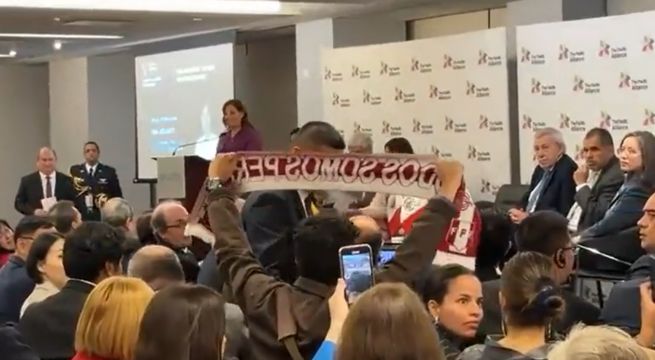 Manifestantes protestan contra Dina Boluarte en foro de la Alianza del Pacífico