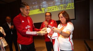 Dina Boluarte visitó a la selección peruana y recibió camiseta de Paolo Guerrero