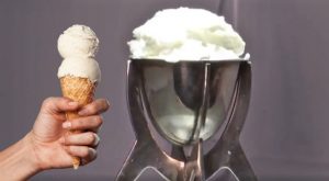 Crean helado de residuos plásticos con sabor a vainilla