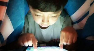 Cómo afecta a la pubertad la luz azul de los celulares y tablets