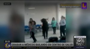 Paciente llega hospital de emergencia, le dicen que no hay atención y luego encuentra a médicos bailando