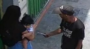 Mujer con bebé en brazos sufre asalto de sujeto con cuchillo en mano