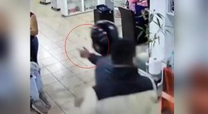 Ladrones asaltan peluquería usando sus dedos como pistola