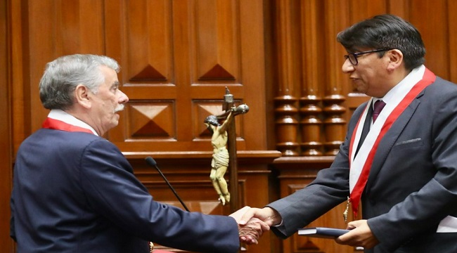 Fernando Rospigliosi juró como congresista de la república en reemplazo de Hernando Guerra