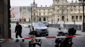 Por tercera vez, evacúan Palacio de Versalles y 8 aeropuertos por amenaza de bomba