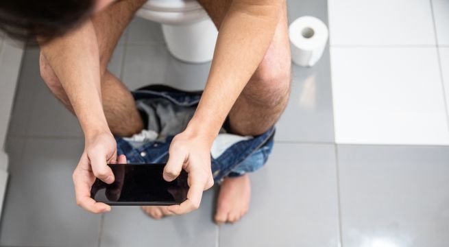 Por qué no deberías llevar tu celular mientras te ocupas en el baño