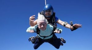 Mujer de 104 años salta en paracaídas y rompe récord guinness