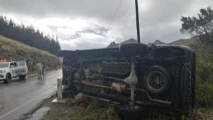 Pistas mojadas ocasiona volcadura de camioneta: accidente deja 1 muerto y varios heridos