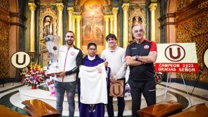 Universitario visitó Las Nazarenas para agradecer el título al Señor de los Milagros
