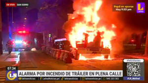Tráiler se incendió en plena calle en San Isidro | VIDEO 